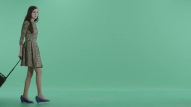 bir kadın ağır bir çanta ile yürüyor