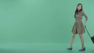 bir kız ile Bagaj el yürür ve etrafına bakıyor