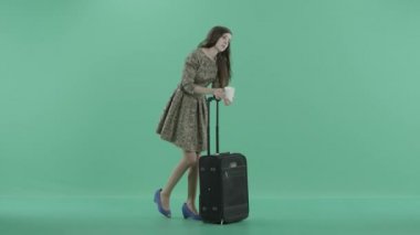 bir kız onun Bagaj ve el bekleyen bir fincan ile standları