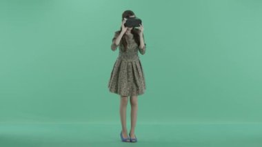 kafasına artar gerçeklik gözlüklü bir kız