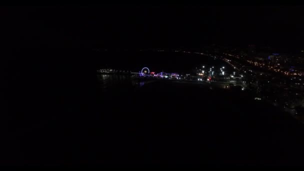 Drone vliegt uit de buurt van de Malibu reuzenrad op de Santa Monica pier — Stockvideo