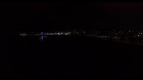 El helicóptero vuela al muelle de Santa Mónica por la noche — Vídeo de stock