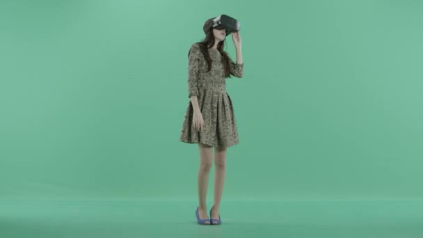 Uma mulher de vestido com fone de ouvido realidade virtual — Vídeo de Stock