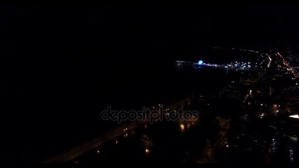 Vlucht over nachtelijk Los Angeles en weergave van het wiel van de Malibu in de verte — Stockvideo