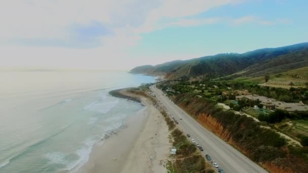 Vista de una autopista cerca de la costa del Pacífico — Vídeo de stock