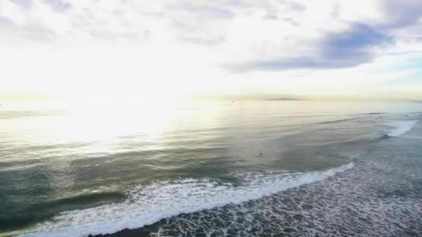 Espuma maravillosa del océano al atardecer — Vídeos de Stock