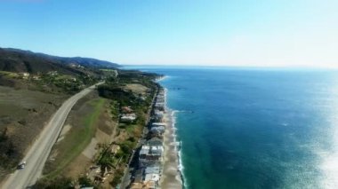 Güzel Pasifik Sahili ve yakın bir yol