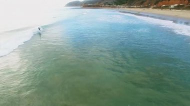 Pasifik Okyanusu'nda sörf bir adamın havadan görünümü