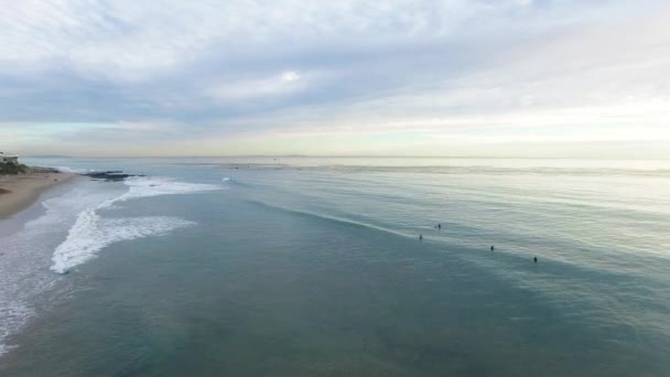 Amigos estão surfando no oceano Pacífico em Malibu — Vídeo de Stock