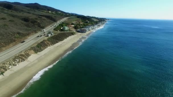 Strada con traffico automobilistico vicino alla costa del Pacifico — Video Stock