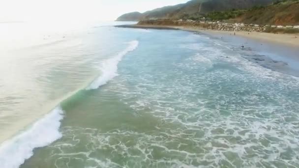 Stillahavskusten och en väg i närheten — Stockvideo