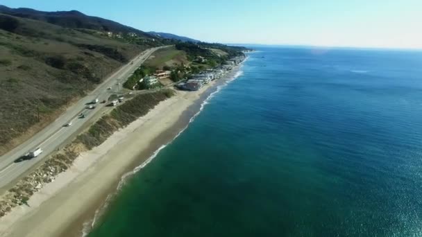 Bella riva dell'oceano e una strada nelle vicinanze — Video Stock