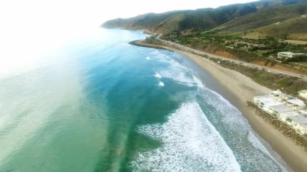 Underbar utsikt över Stilla havets vågor och en väg i närheten — Stockvideo