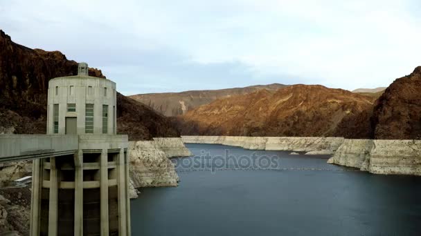 Bella ripresa del fiume Colorado e parte della diga di Hoover — Video Stock