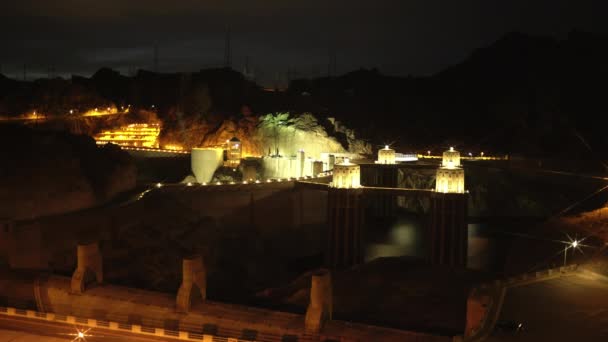 Atmosfäriska skott av Hoover Dam vid midnatt — Stockvideo