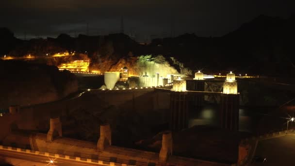 Hoover Dam in lantaarns verlichting 's nachts — Stockvideo