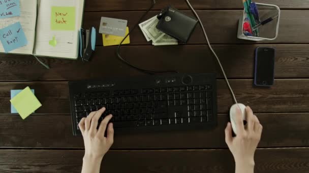 Vista dall'alto delle mani che lavorano su una tastiera rotta — Video Stock