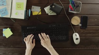 Yukarıdan aşağıya yazarak ve uzanan eller görünümünü