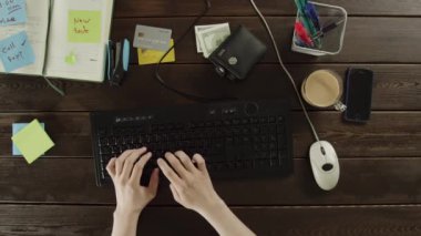 Üstten Görünüm vurdu. Bir kullanıcı yazarak ve nakit kontrol