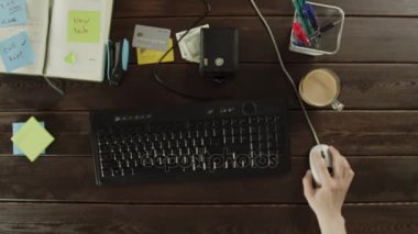 Üstten Görünüm vurdu. Bir adam bir şey satın almak