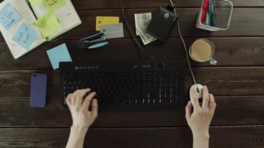 Meşgul bir genç Üstten Görünüm