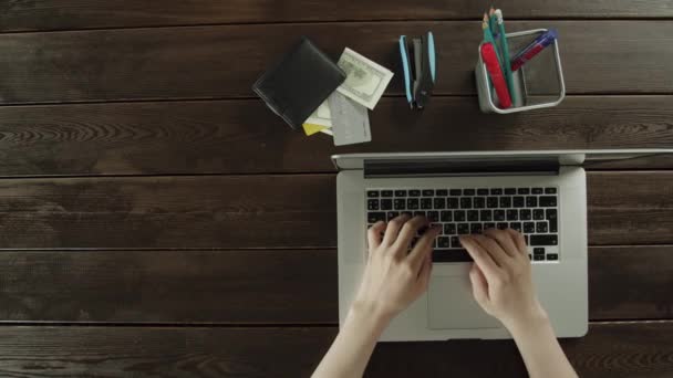 Visão de cima para baixo de um homem digitando seu número de cartão de crédito — Vídeo de Stock