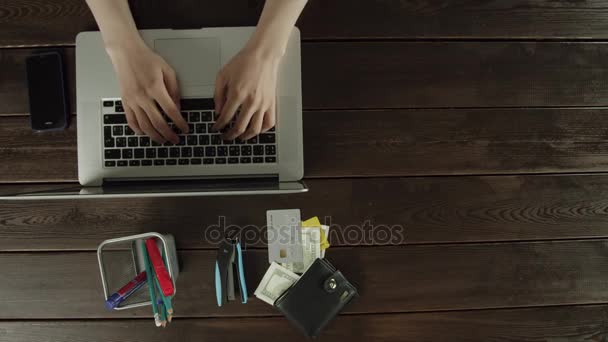 Pohled shora člověka na notebooku, který kupuje dárek — Stock video