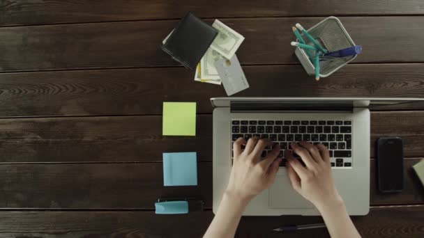 Uppifrån och ned Visa en arbetstagare att skriva på en bärbar dator — Stockvideo