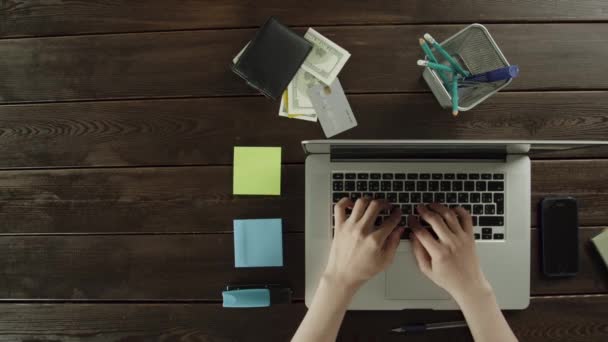 Visão de cima para baixo de um trabalhador digitando em um laptop — Vídeo de Stock