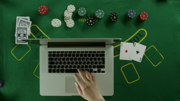 Blick von oben auf einen Spieler, der online auf einem Laptop Poker spielt — Stockvideo