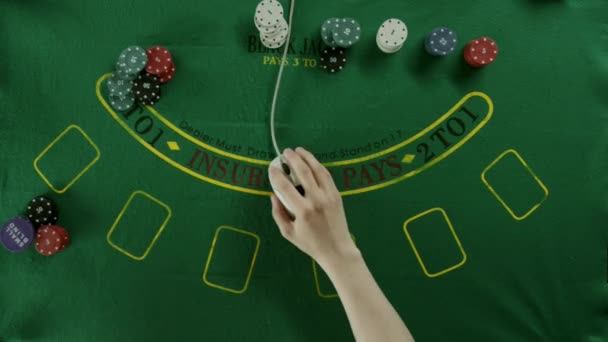 Vue de dessus. Un joueur utilisant une souris d'ordinateur pour ajouter plus de jetons de poker — Video