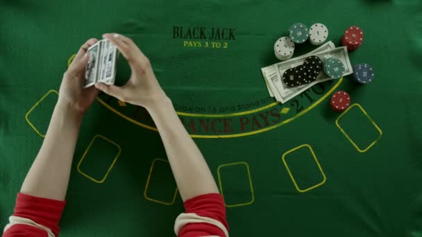 Uppifrån och ned Visa händer blandar och hanterar korten — Stockvideo