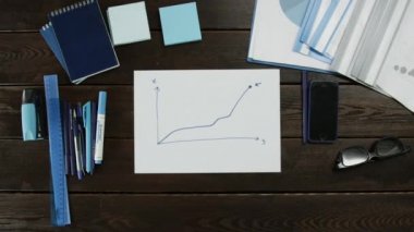 Üstten Görünüm vurdu. Bir adam grafik görevlisinideponun