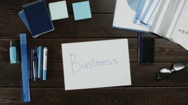 Üstten Görünüm vurdu. Bir adam başlıklı parça kağıt hazırlanıyor