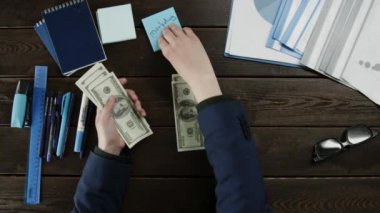 Üstten Görünüm vurdu. Bir adam parasını bölme