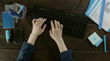 Üstten Görünüm vurdu. Yazarak bir işçinin hızlı ileri