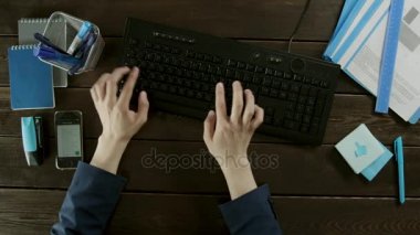 Görünüm kırık anahtarlarında işaret eden bir adamın üstünü