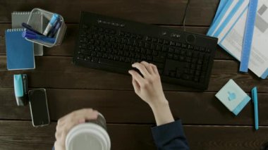 Kahvesini içtikten sonra çok verimli olur bir adam Üstten Görünüm