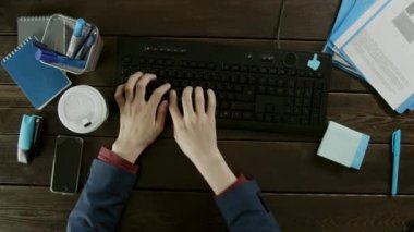 Üstten Görünüm vurdu. Bir adam stratching parmaklarını ve sonra şiddetle istimal belgili tanımlık klavye