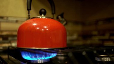 Kırmızı kettel bir gaz yanıyor