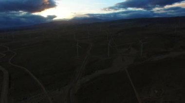 Güneş kalkarken iken elektrik üreten türbinleri Rüzgar