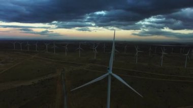 Şafakta temiz yenilenebilir enerji üreten yel değirmenleri