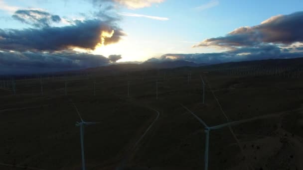 Mooie luchtfoto van windturbines in de ochtend — Stockvideo