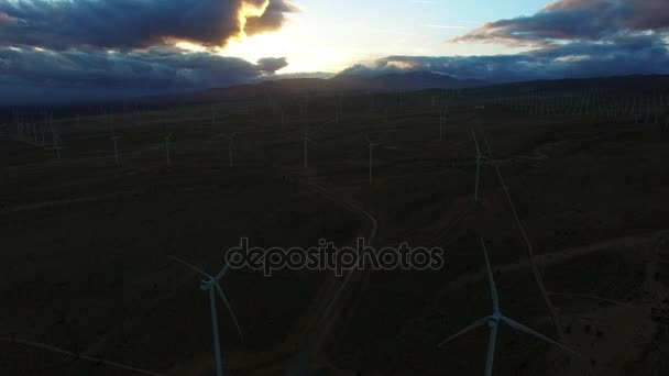 Moinhos de vento gerando energia enquanto o sol está lentamente se levantando — Vídeo de Stock