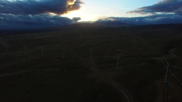 Molino de viento granja al amanecer — Vídeos de Stock