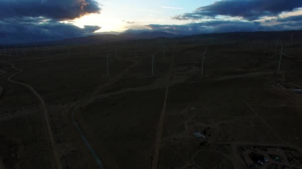 Belle vue sur les éoliennes générant de l'énergie au lever du soleil — Video