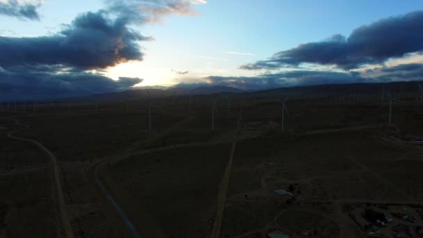 Disparo de helicóptero de la granja molino de viento en la mañana — Vídeos de Stock