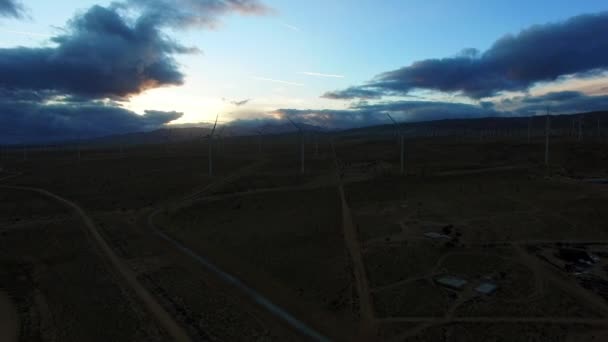 Voo de helicóptero sobre campo com moinhos de vento gerando energia — Vídeo de Stock