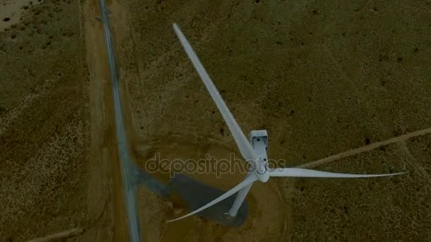 Tiro de um gerador de energia de moinho de vento solitário em um campo deserto — Vídeo de Stock