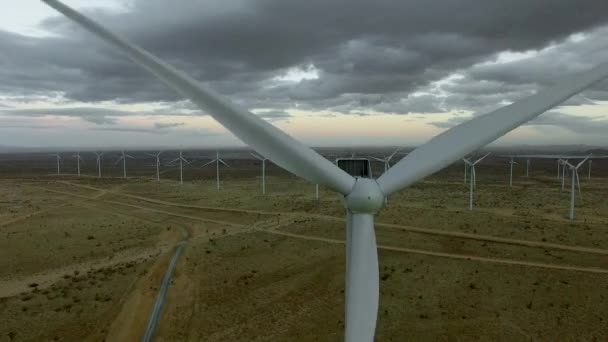 Tiro de geradores de energia eólica fazenda pela manhã — Vídeo de Stock